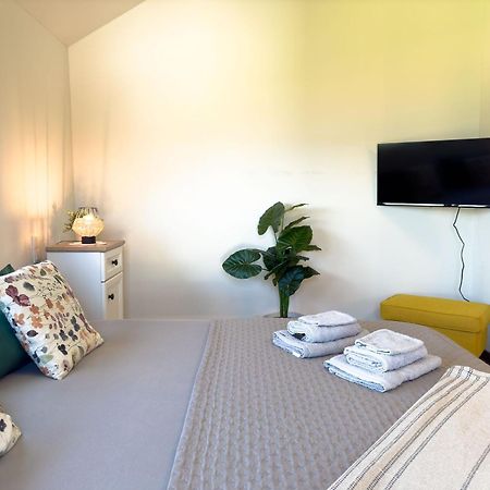 Serenity Vista Retreat Bnb Bescheid Bagian luar foto