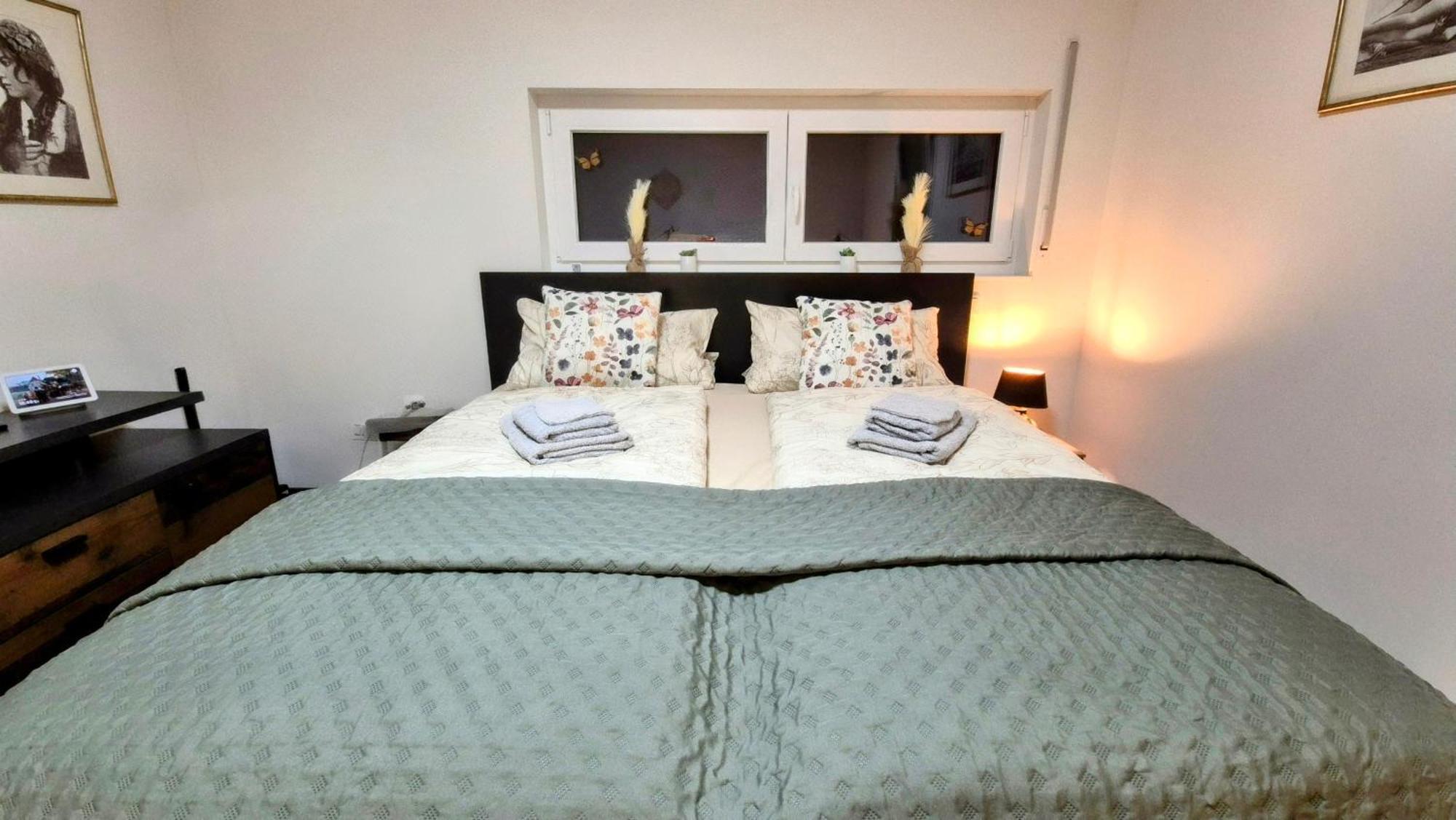 Serenity Vista Retreat Bnb Bescheid Bagian luar foto